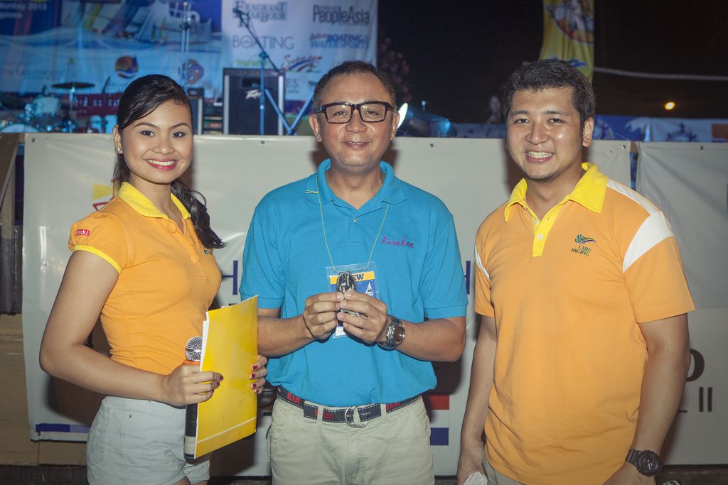 Cebu Pacific Brought Their In-flight Games to the Party (Left to right: Korin of Cebu Pacific, Edmund Umali of Team KARAKOA and Alfred of Cebu Pacific