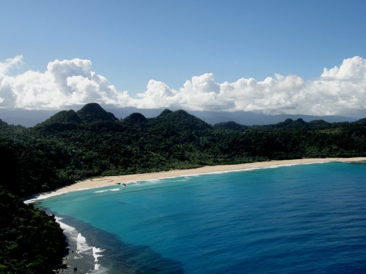 beach at divilacan