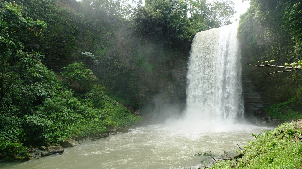 Hikong Alo (the first of the series of seven falls) Image source: www.senyorita.net