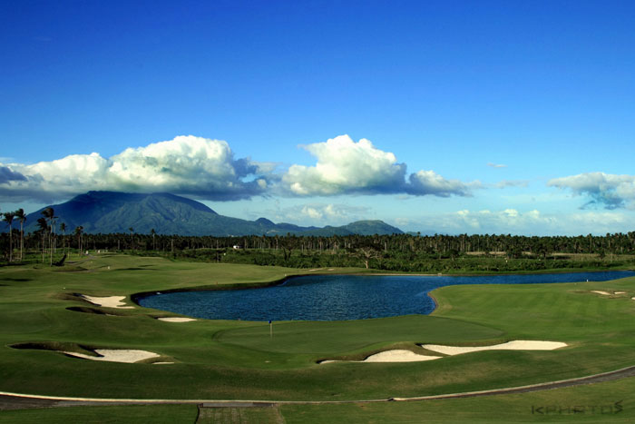  Summit Golf Course in Lipa City  Image source:keith sun of Flickr.com/Creative Commons