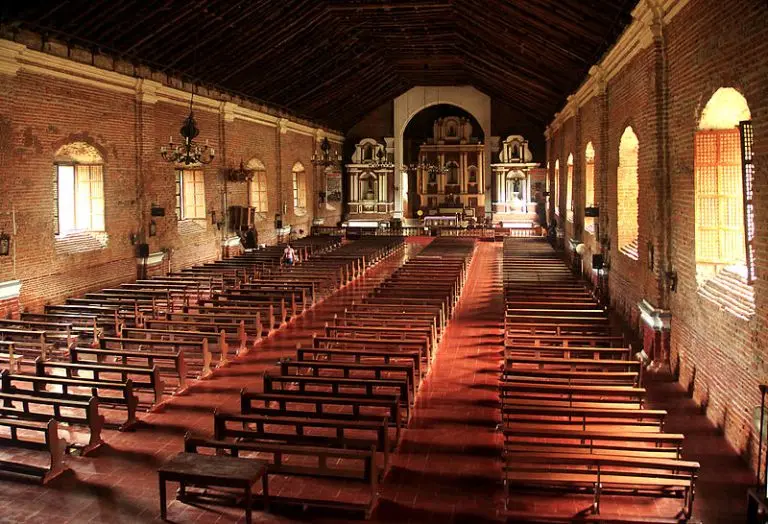 Nave de la iglesia de Sarrat · Peregrinacion a Ilocos · Angelonce/Creative Commons