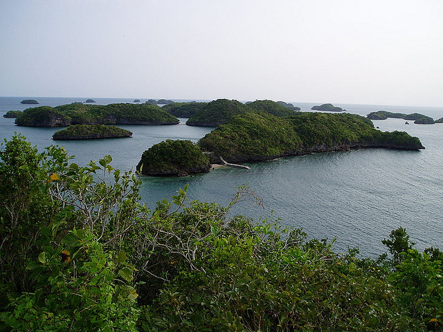 View of the Hundred Islands National Park.  Photo by: Emir214 | CC