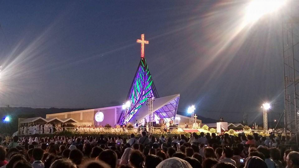 Devotees Gathered for the Statio Orbis Mass in Front of the Pedro Calungsod Shrine and Chapel  (Photo Credits to IEC2016SocialMedia) 
