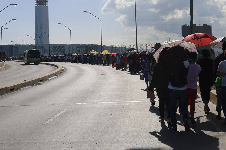Long Lines of People Walking to the SP for the Statio Orbis Mass  (Photo Credits to IEC2016SocialMedia) 