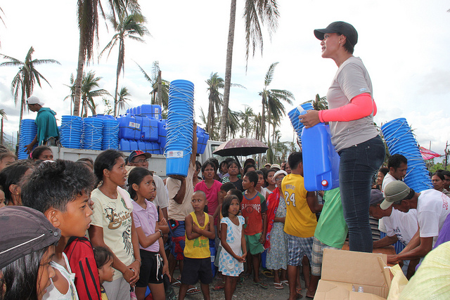 Volunteers in Santo Nino, Leyte Photo by: DFID - UK Department for International Development of Flickr.com/CC