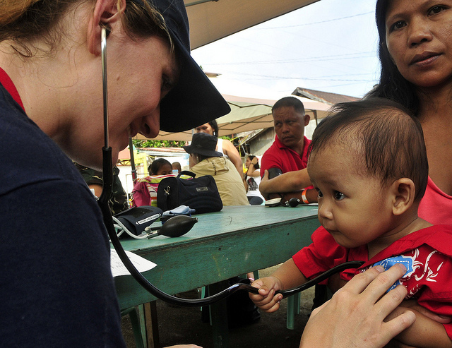 Volunteer at Samar, Phils. Photo by: Commander, U.S. 7th Fleet of Flickr.com/CC