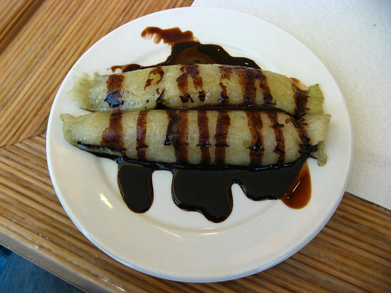 Suman with latik Photo by: Dan Brian Gerona/Wikimedia Commons