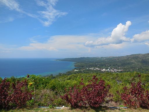 Larena Bay and Town Photo by: Lawrence ruiz/Wikimedia Commons 