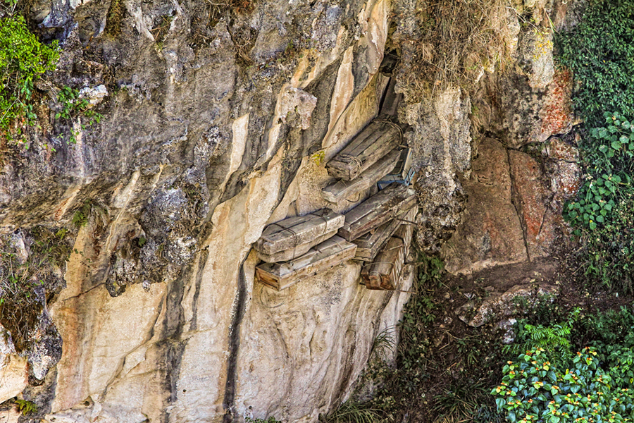 Hanging Coffins at the Echo Valley Photo by: Jungarcia888/Wikimedia Commons 