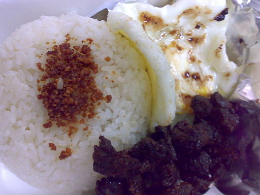 Beef tapa with rice and egg (Tapsilog) Photo by: Magnus Manske/Wikimedia Commons 